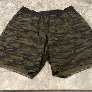 Lululemon Men’s Pool Short. Size L.